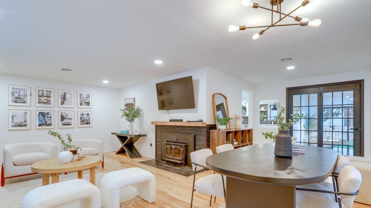 Inglewood-Finn Hill Cottage | Modern Kirkland Cottage w/ Patio Near State Park!