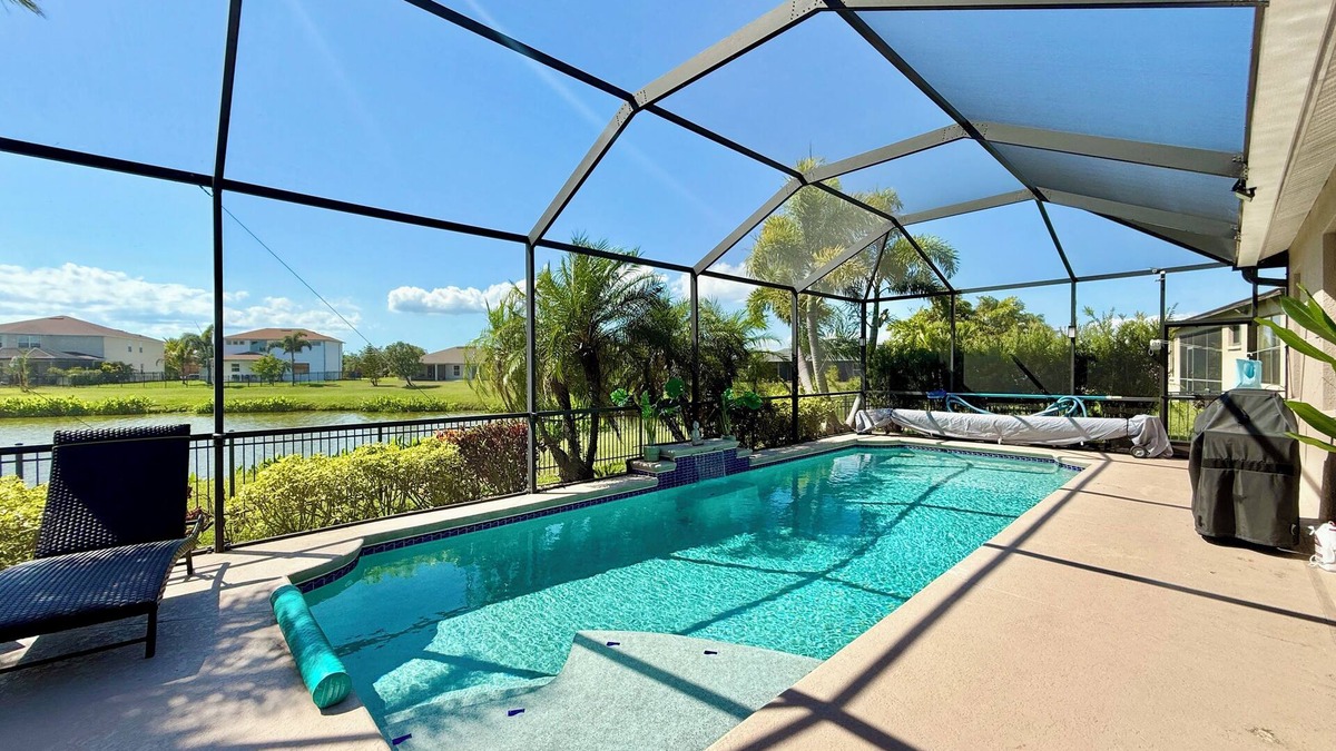 Ruskin House | MODERN LAKE FRONT HOUSE–HUGE POOL/LANAI–BBQ-NEAR BEACH/LAKE/PARK/CAFE/RESTAURANT