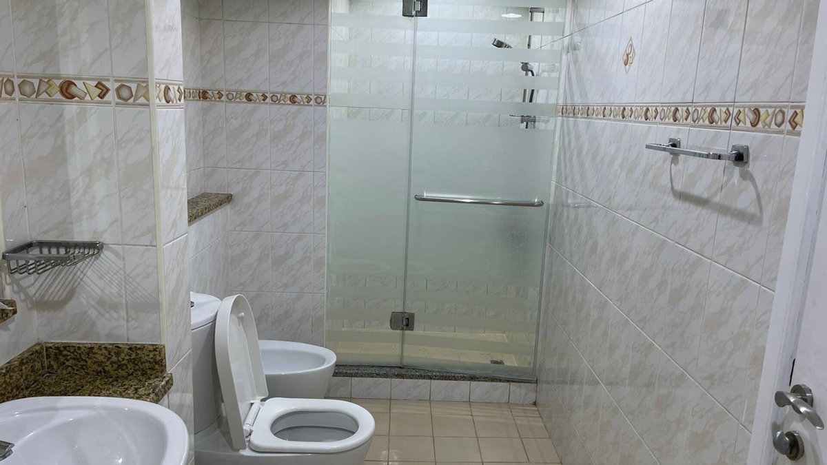 Jumeirah Lake Towers Apartment | Modern Lake View 1 Bedroom Apt in JLT
