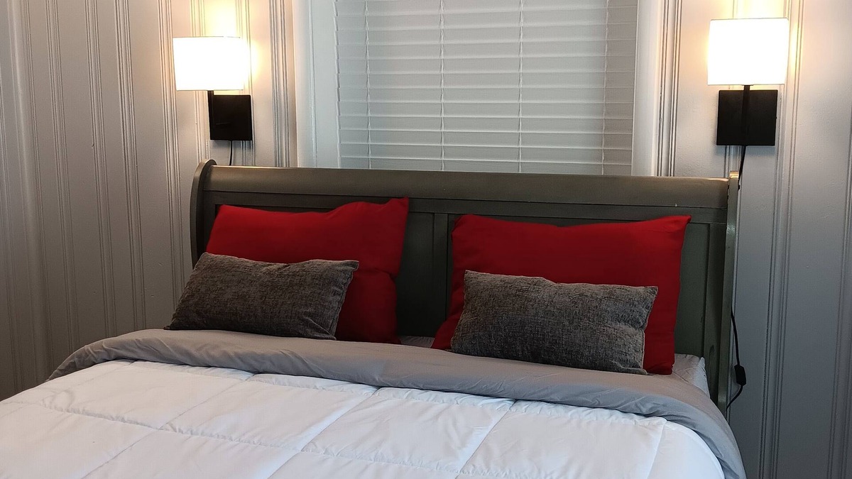 Hot Springs Condo | Modern Lakefront Condo with pool. Only 10 min from Bathhouse Row.
