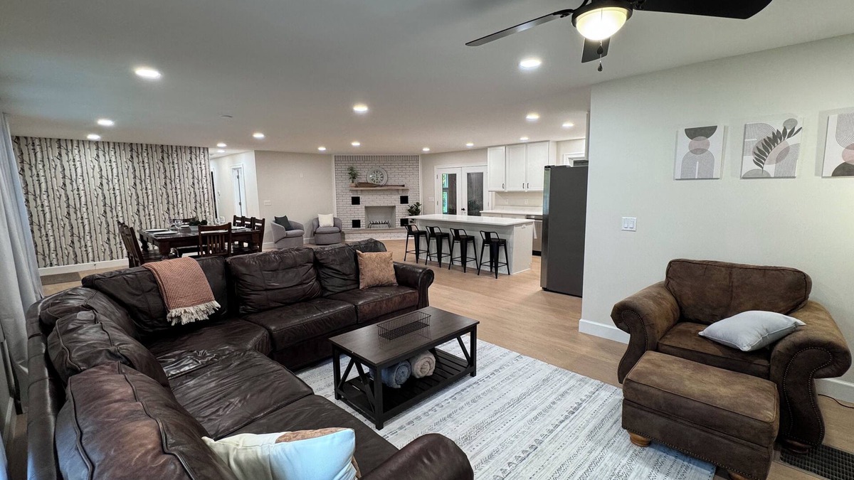Gilbertsville House | Modern Lakehouse by Marina with Firepit, Grill & Gameroom. 5 minutes to Lake!