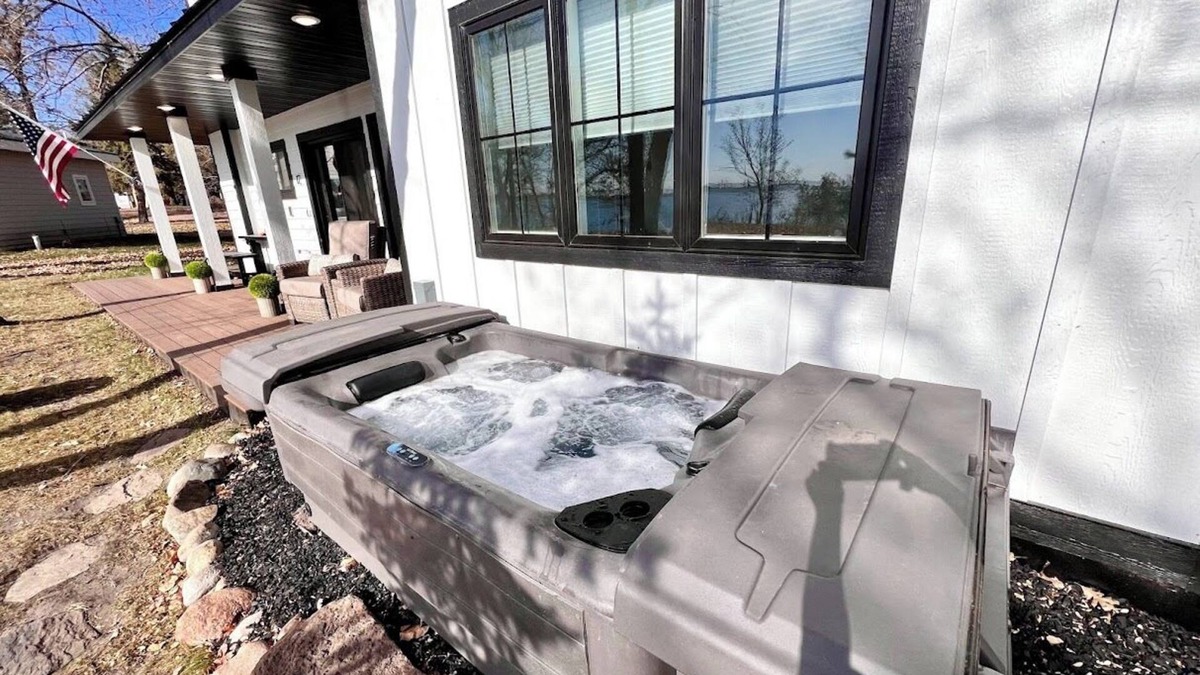 Dent Cabin | Modern Lakeside Cabin w/Hot Tub! Spotless!