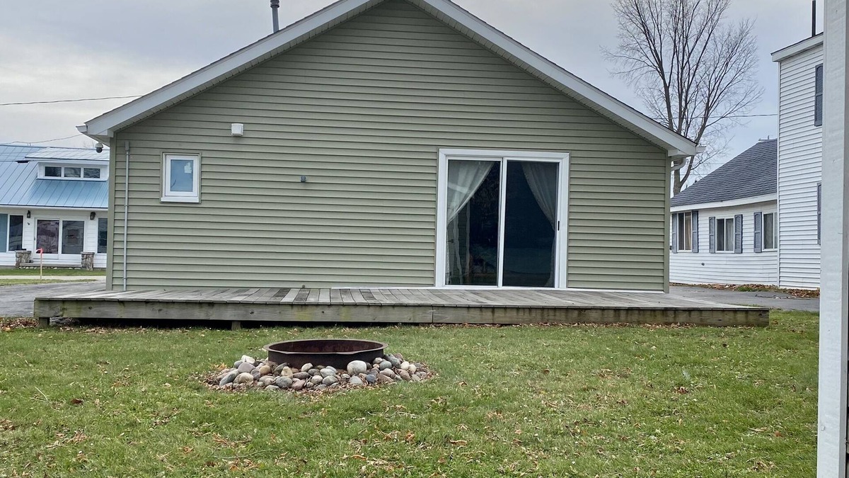 Houghton Lake Heights Cabin | Modern Lakeview Cabin by Beach and Park