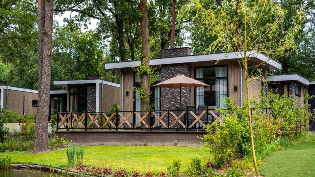 Bosgebied Hoenderloo House | Modern Lakeview Cottage in Veluwe