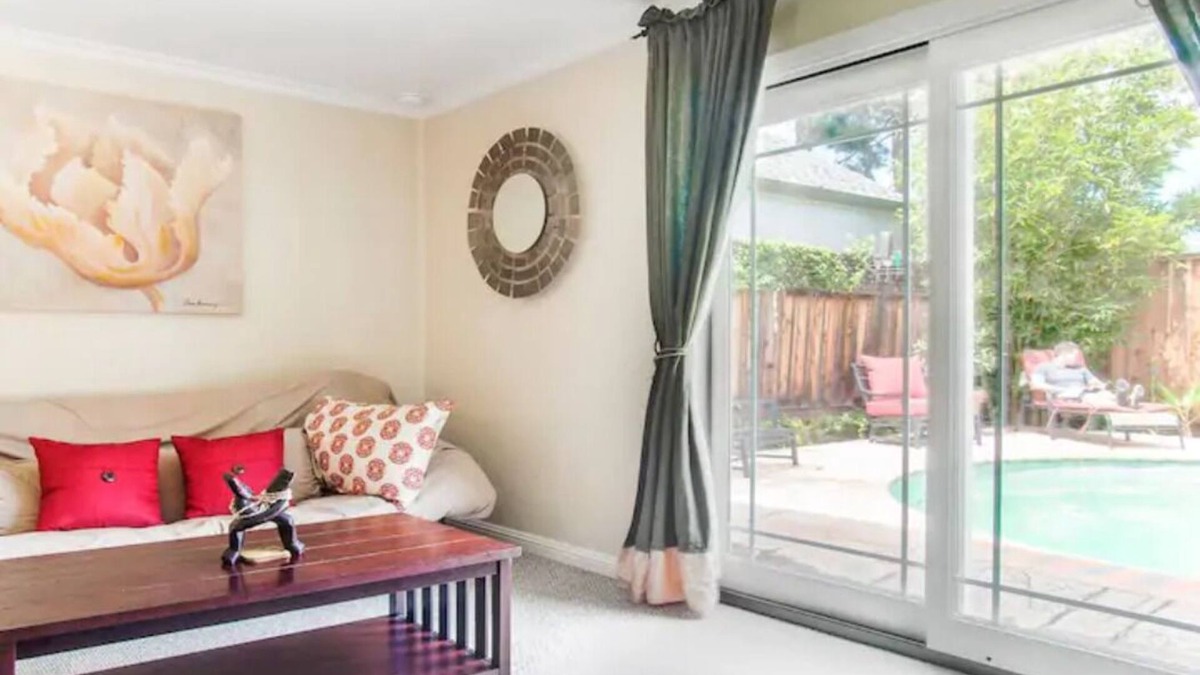 Shoreline West House | Modern little poolside house By Downtown Mountain View!