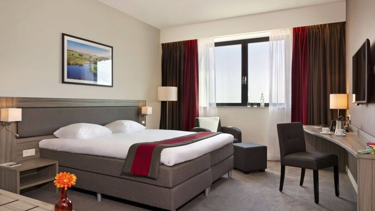 Zestienhoven Hotel | Modern Living Spaces Designed for Comfort and Convenience! Airport Access!