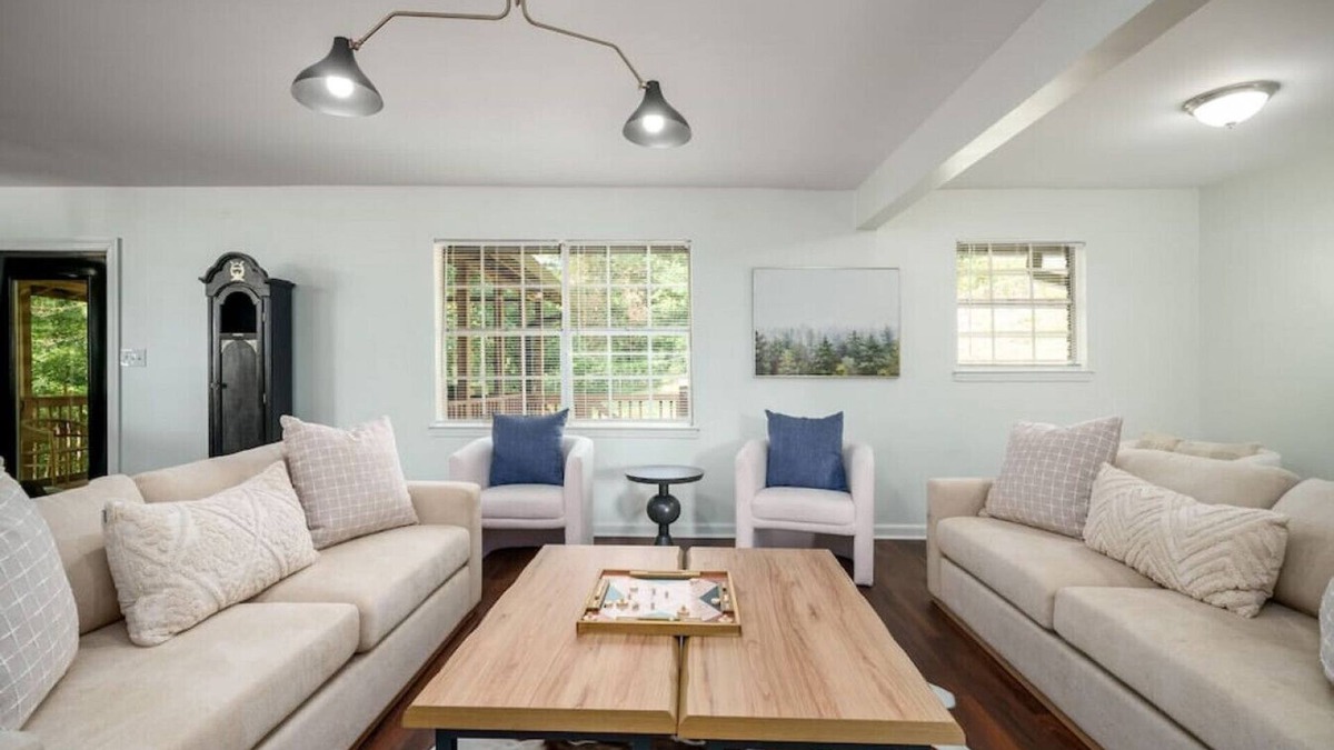 Crestwood South House | Modern Lodge Home near Downton w/Hot Tub