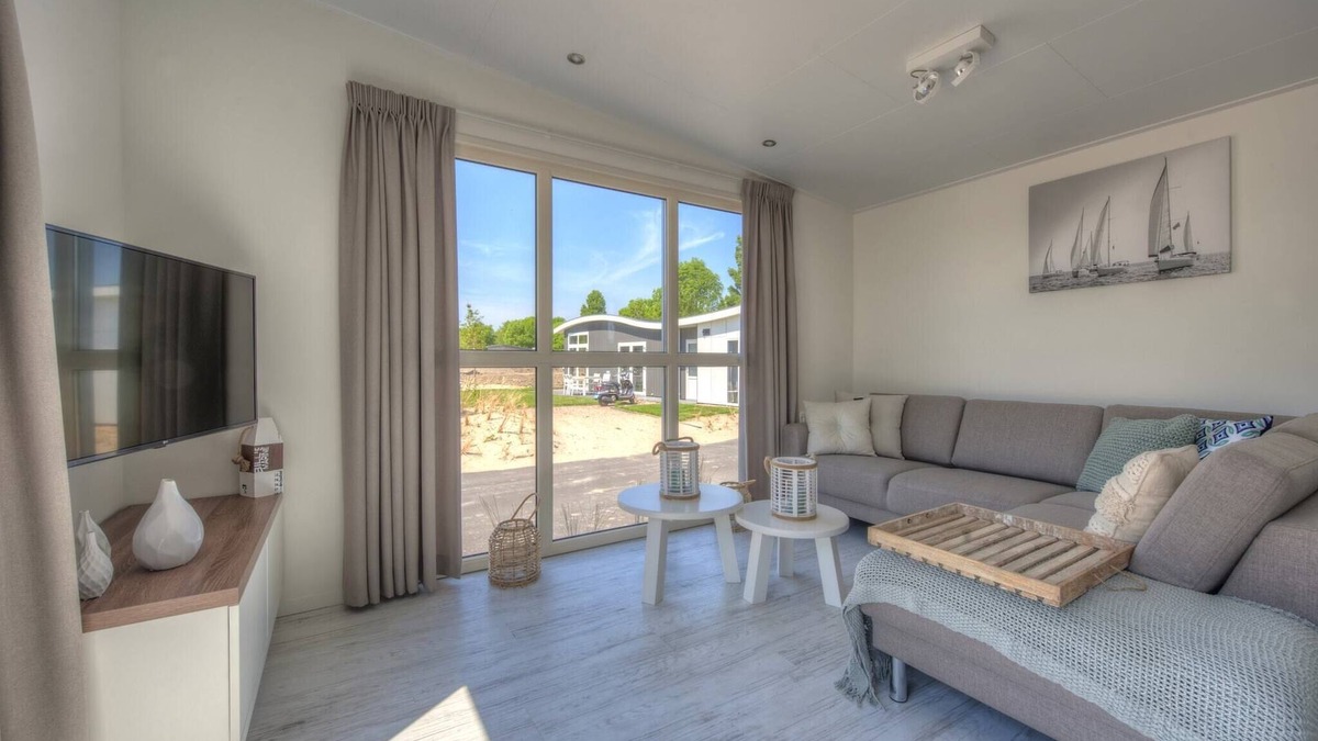 Municipality of Hellevoetsluis Ski Chalet | Modern lodge located 4.5 km. from Rockanje
