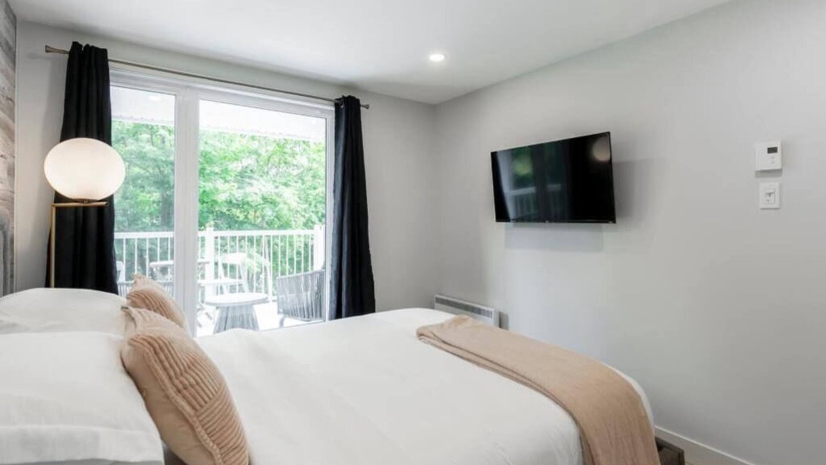 Mont-Tremblant Village Condo | Modern Lodge Pool & Spa | Mont-Tremblant