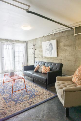 Old Southwest Apartment | Modern lofty studio in Midtown/Charming Old SW