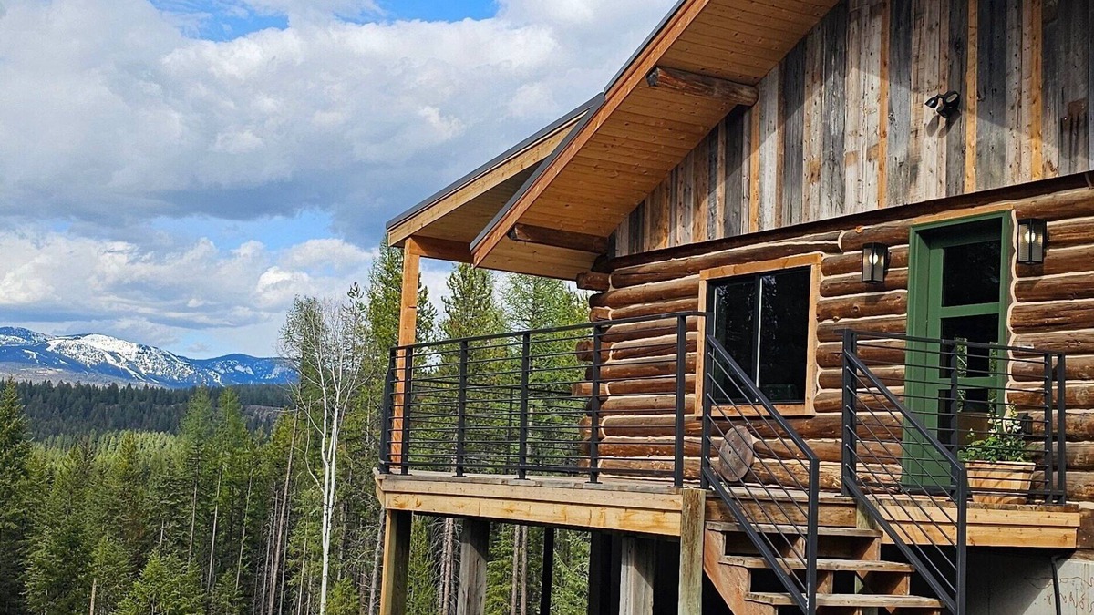 Whitefish Cabin | Modern Log Cabin: Mountain Views on 15 acres, Starlink wifi, pool table, firepit