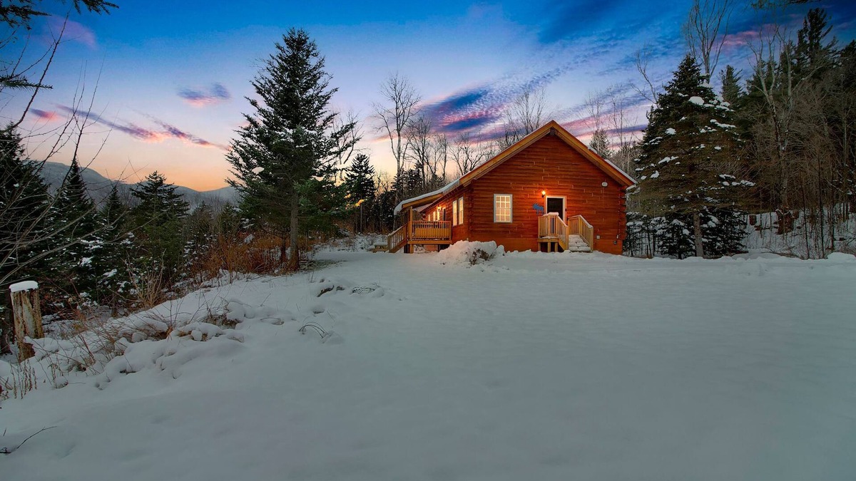 Warren Cabin | Modern Log Cabin Retreat - Ski, Swim, Work & Relax in the Heart of Vermont