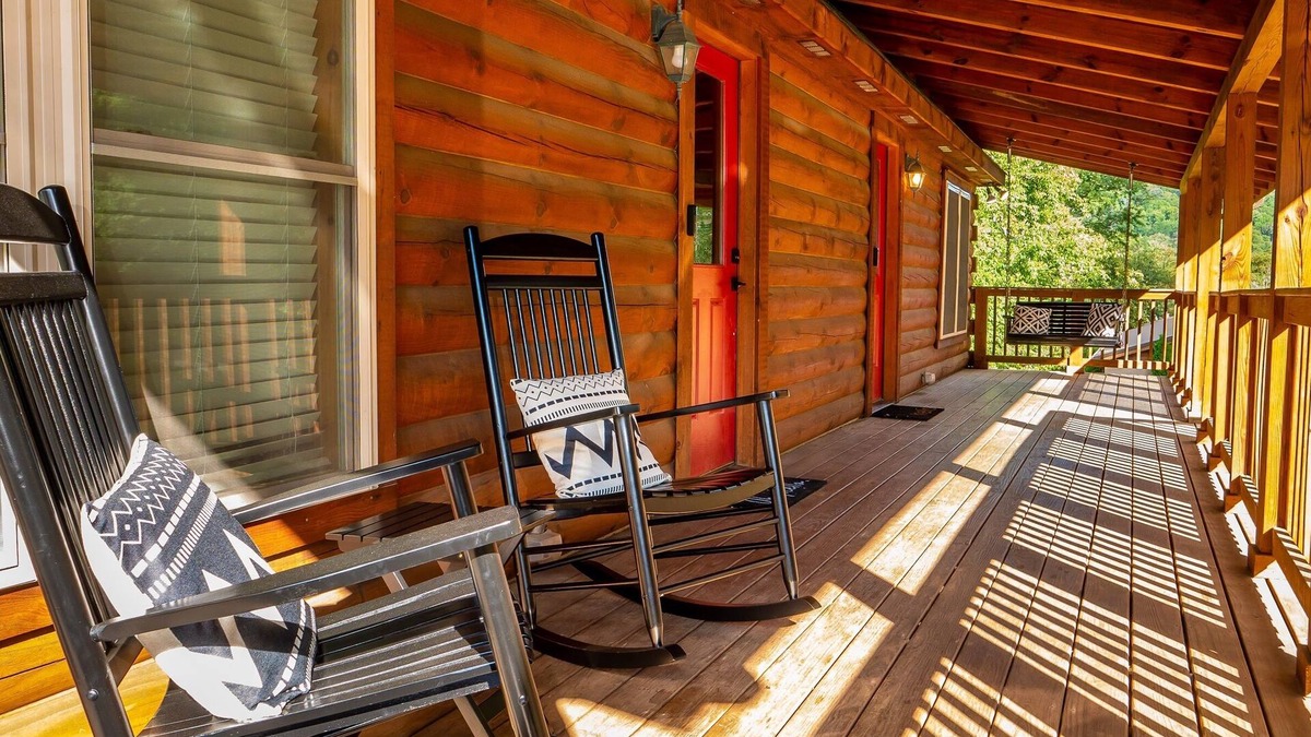 West Jefferson House | Modern Log Cabin TH Retreat | Peaceful | Mountain Views | Steps to Downtown WJ