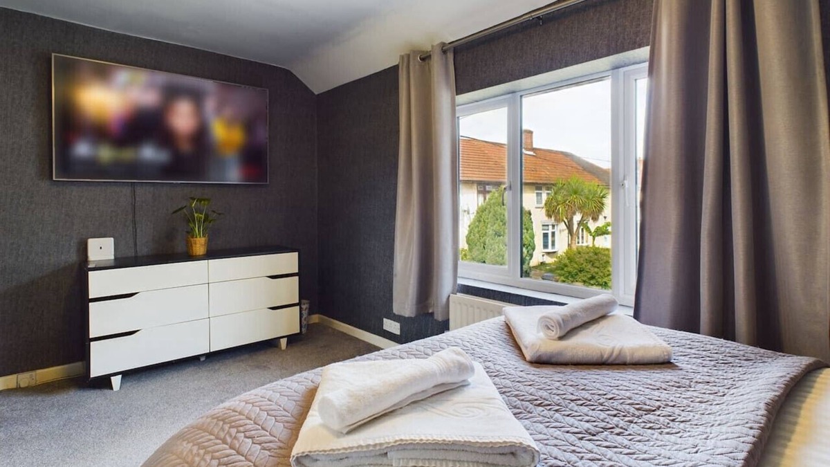 Becontree House | Modern Luxe 3BR House - Private Garden - Air Hockey