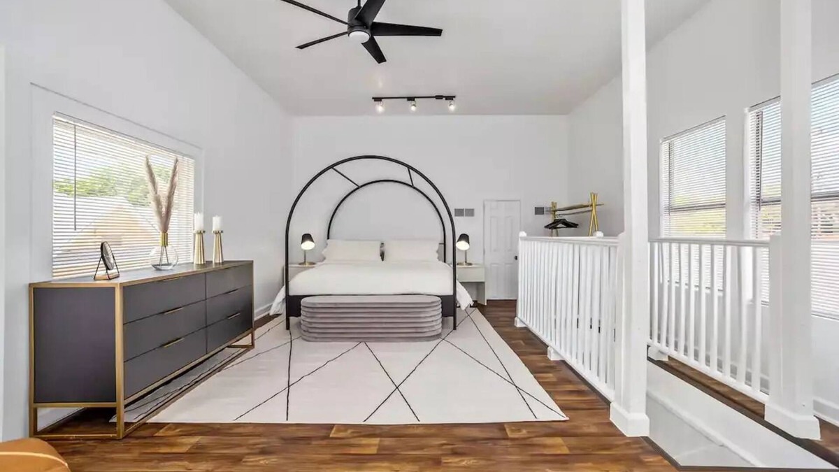 Downtown San Antonio House | Modern LUXE 4/2 Minutes from Downtown/Riverwalk