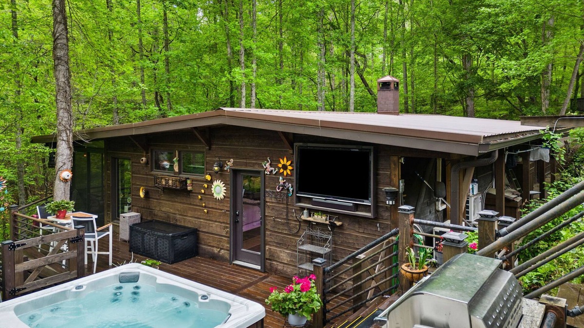 Tate Cabin | Modern, Luxurious Cabin for Two located on a Cascading Waterfall - WIFI