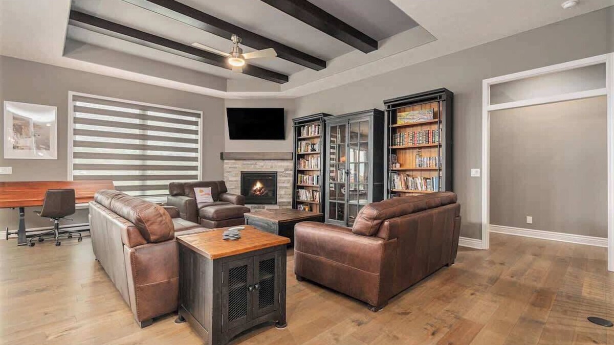 Omaha House | Modern Luxurious Living Omahas best w/King Bed
