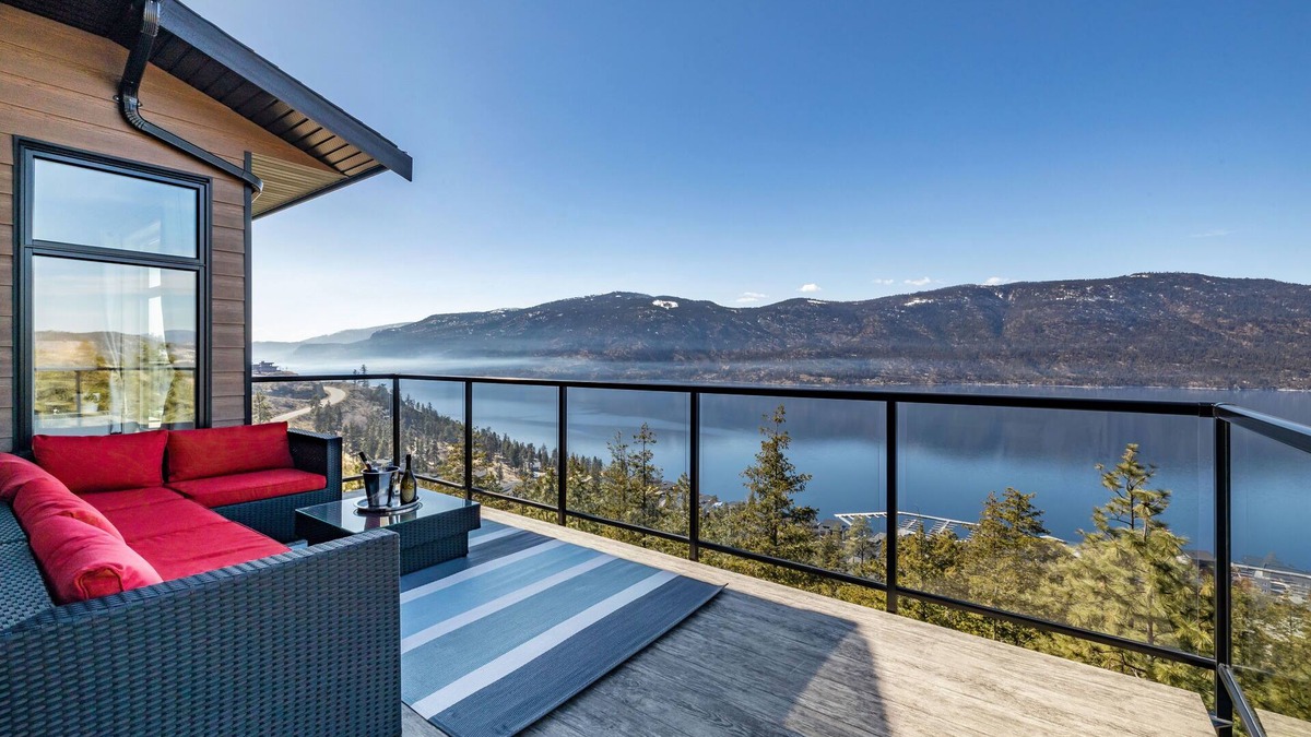 McKinley House | Modern & Luxurious Townhouse with 10/10 Lake VIEWS