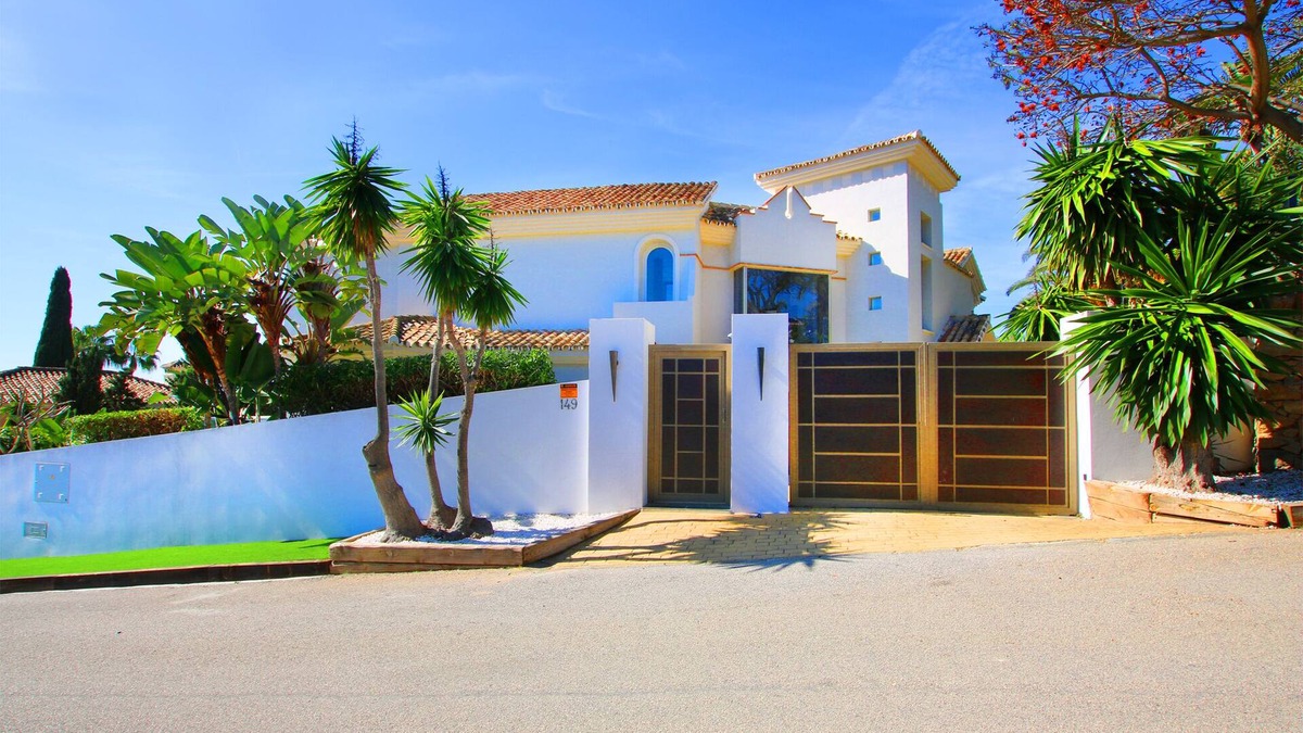 Urbanizacion Hacienda las Chapas Villa | Modern luxurious villa in Marbella with views