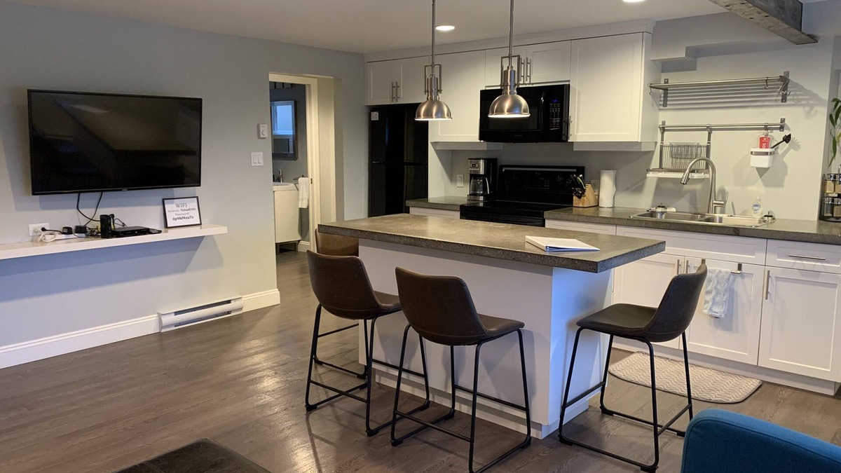 Sidney House | Modern Luxury 2 Bedroom Suite Minutes to the Ocean!