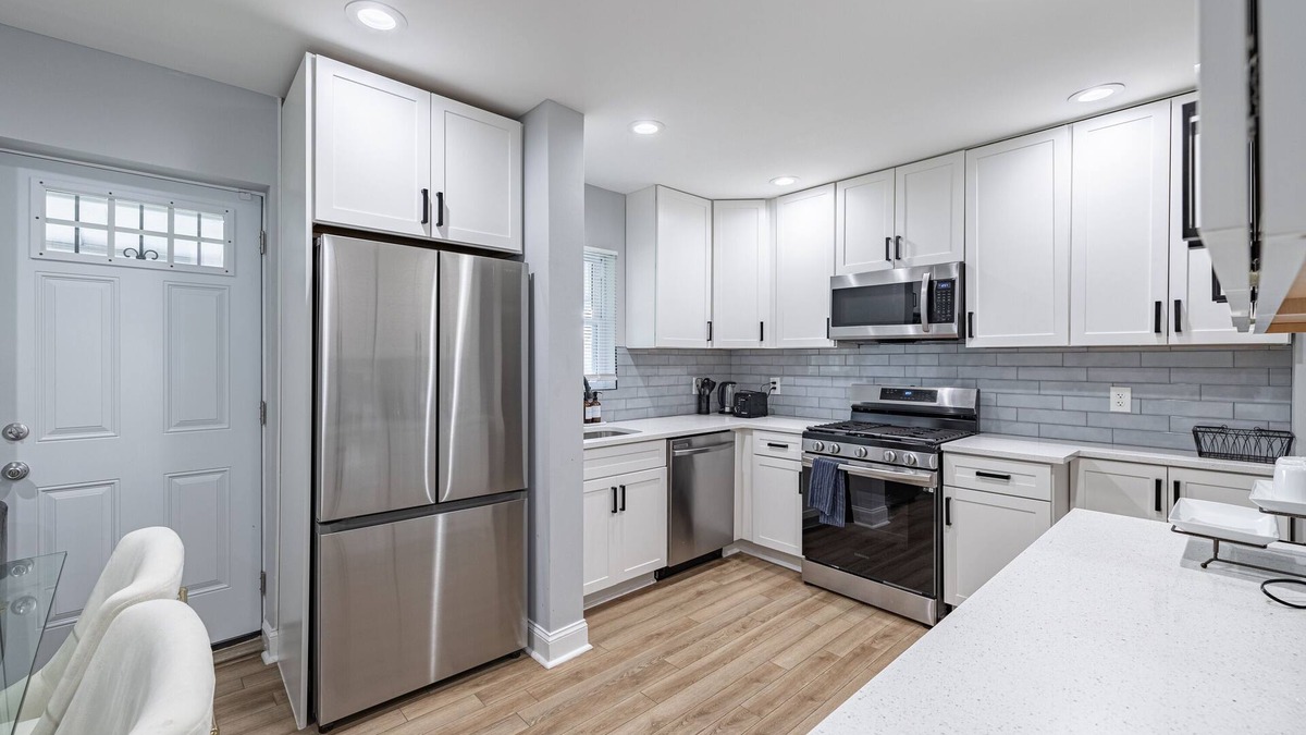 Fort Dupont House | Modern LUXURY 4 BR 7 BED TOWNHOME Near Transportation