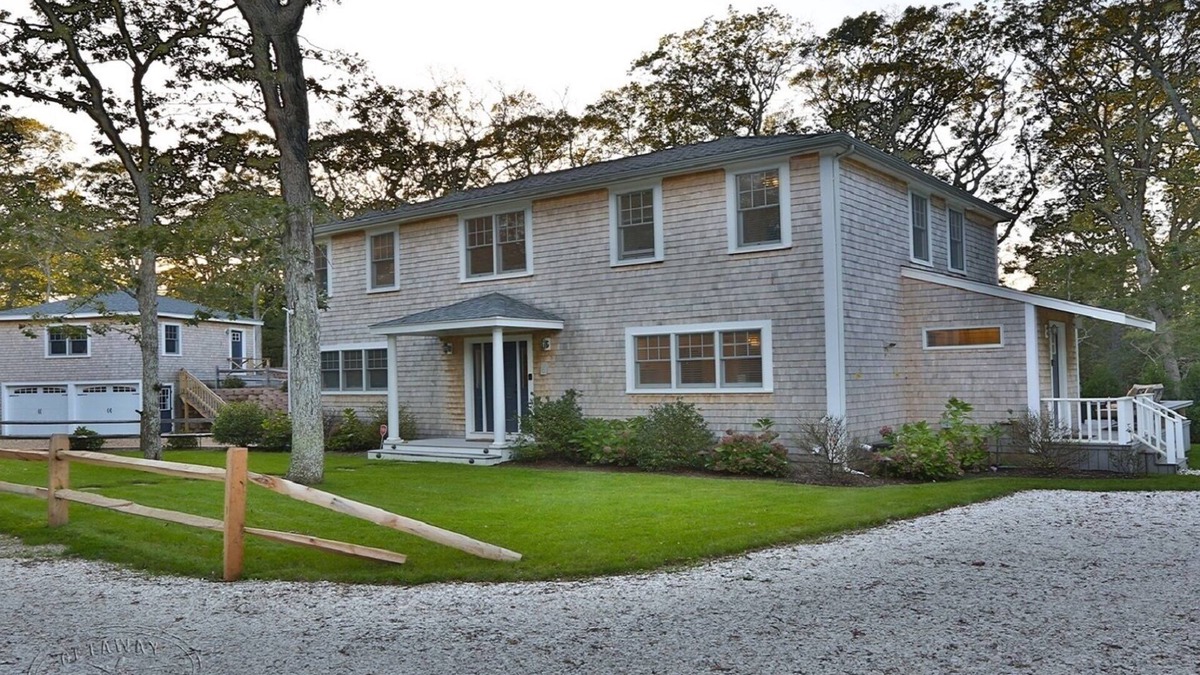 East Chop House | Modern, luxury 5-bed, 4.5-bath w/full basement! Now booking for 2025!