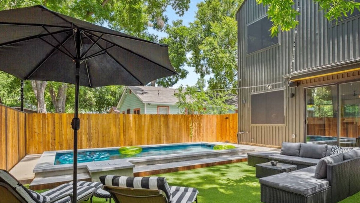 East Cesar Chavez House | Modern Luxury Home - Minutes from Lady Bird Lake