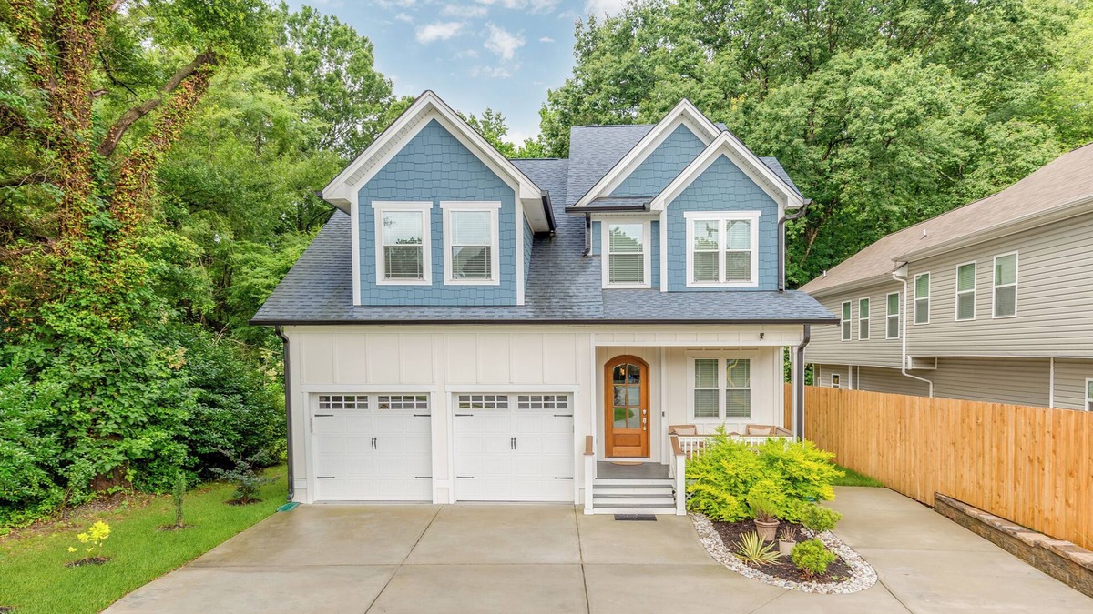 Shannon Park House | Modern Luxury Home near NoDa 5BR, 5BA, Sleeps 10