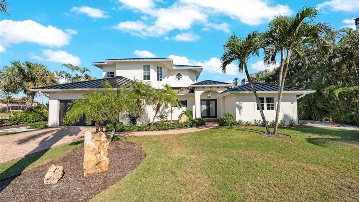 Sanibel House | Modern luxury house with ensuite bedrooms, deepwater canal access, and pool.