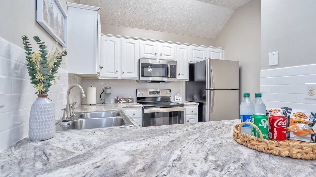 Gunter Afs House | Modern Luxury Retreat w/Fast Wifi. 10 mins from Downtown, ASU & Maxwell AFB.