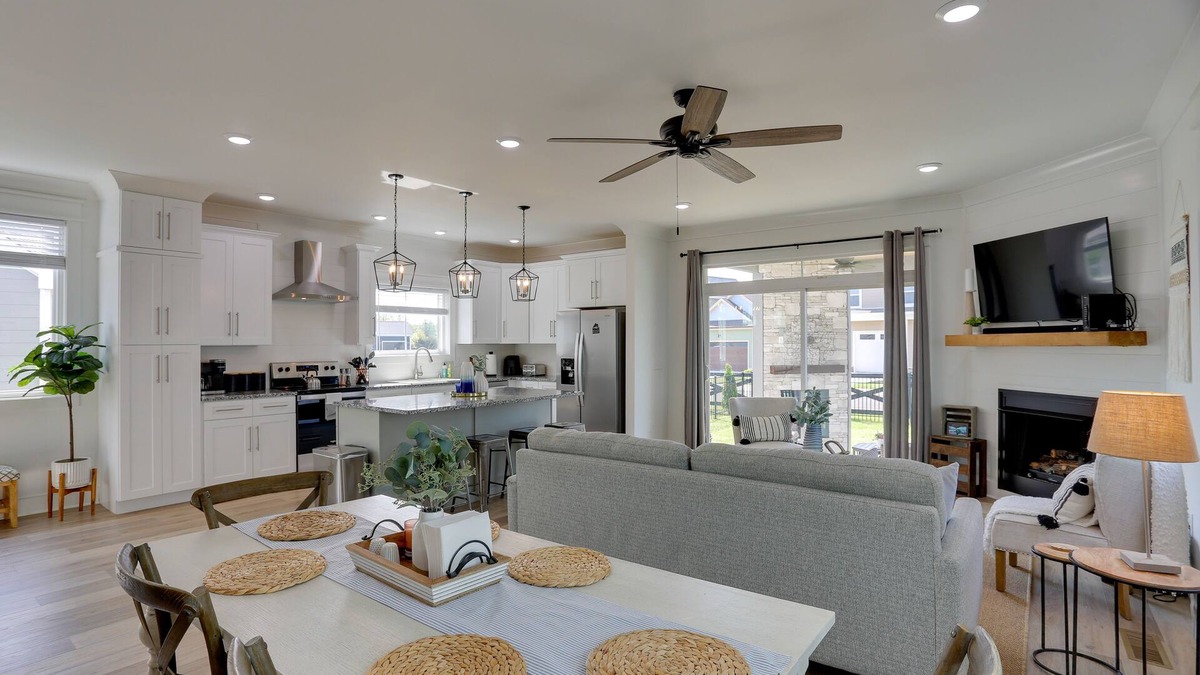 Winchester House | Modern Luxury Retreat: Walk to Tims Ford Lake!
