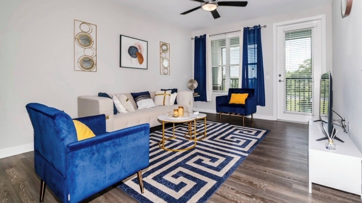 Winter Garden Apartment | Modern LuXuRy Unit in beautiful Down Town Winter Garden with WIFI, Cable & POOL