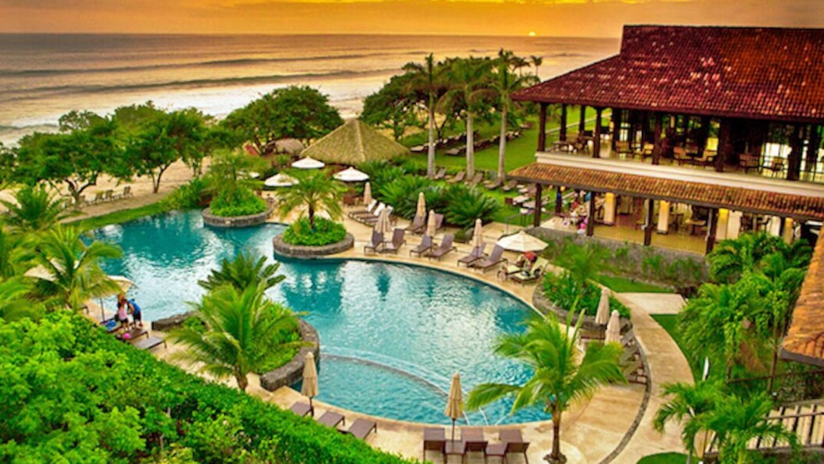 Tamarindo House | Modern Luxury Villa + Pool & Beach Club Access