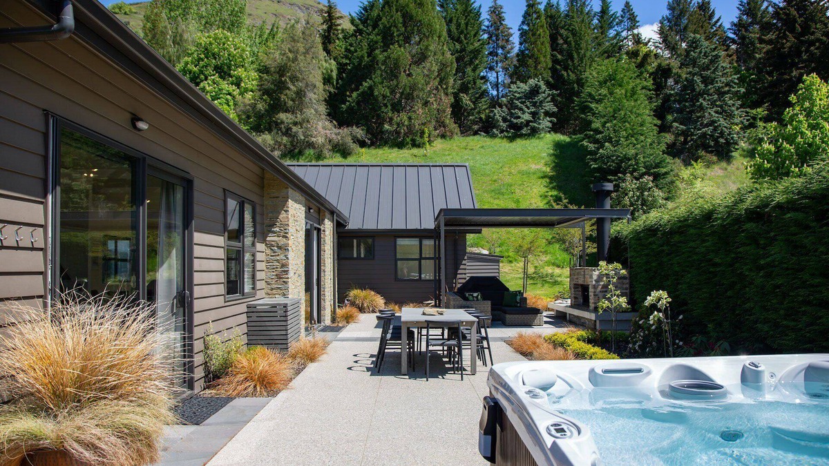 Lower Shotover House | Modern luxury with spa pool, outdoor fireplace, table tennis and darts