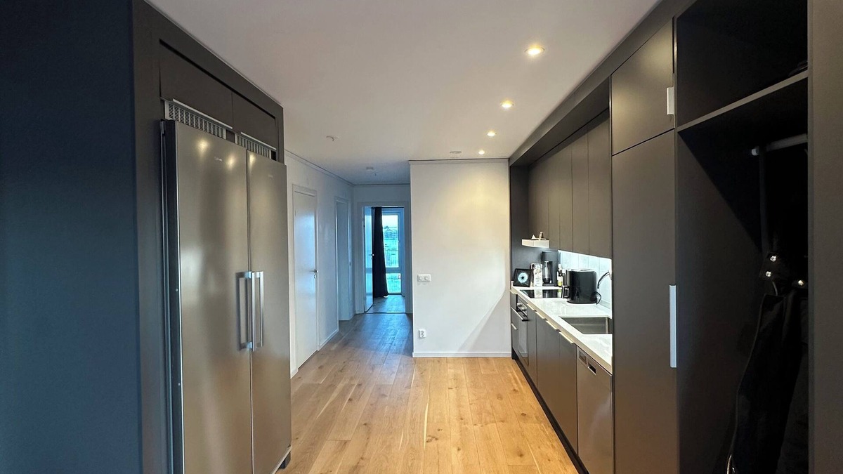 Orebro Apartment | ✨ Modern lyxlägenhet 78 kvm 2 balkonger Golfutsikt AC & 70” TV ✨