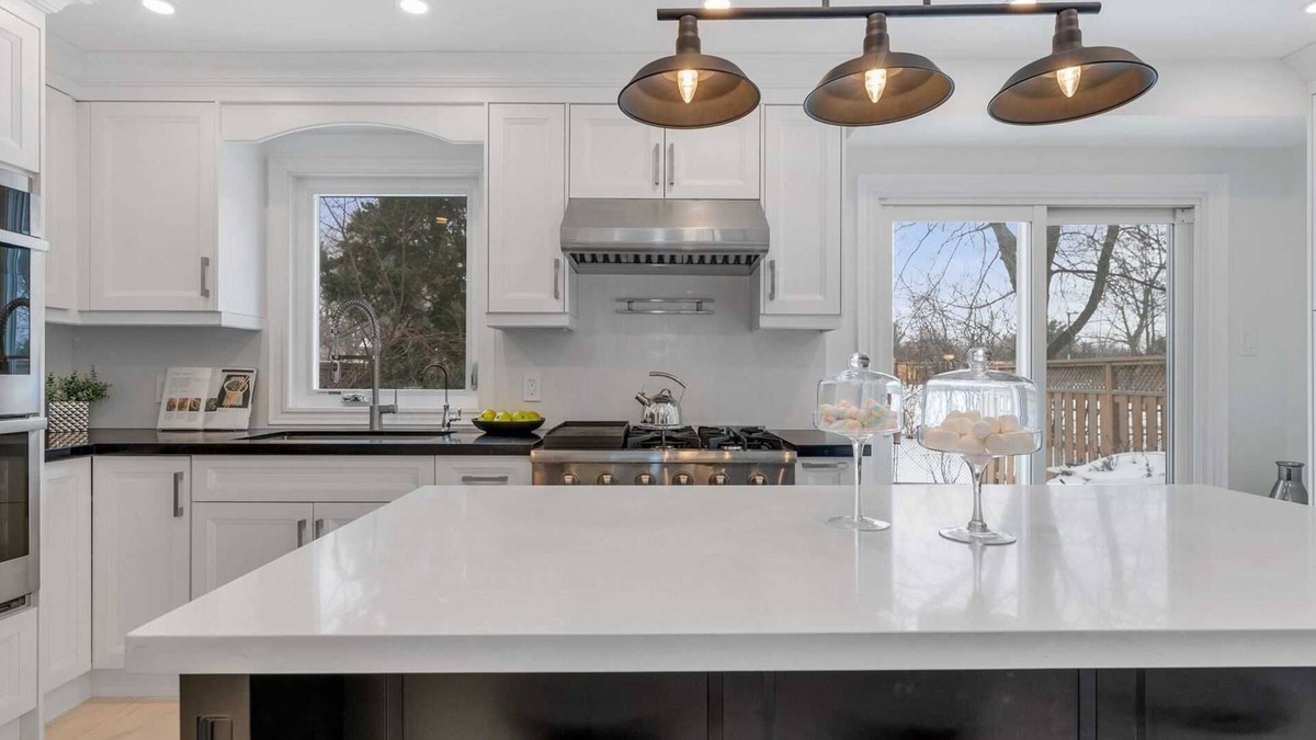Mississauga Apartment | Modern main floor 3-bdrm apartment backing onto a park