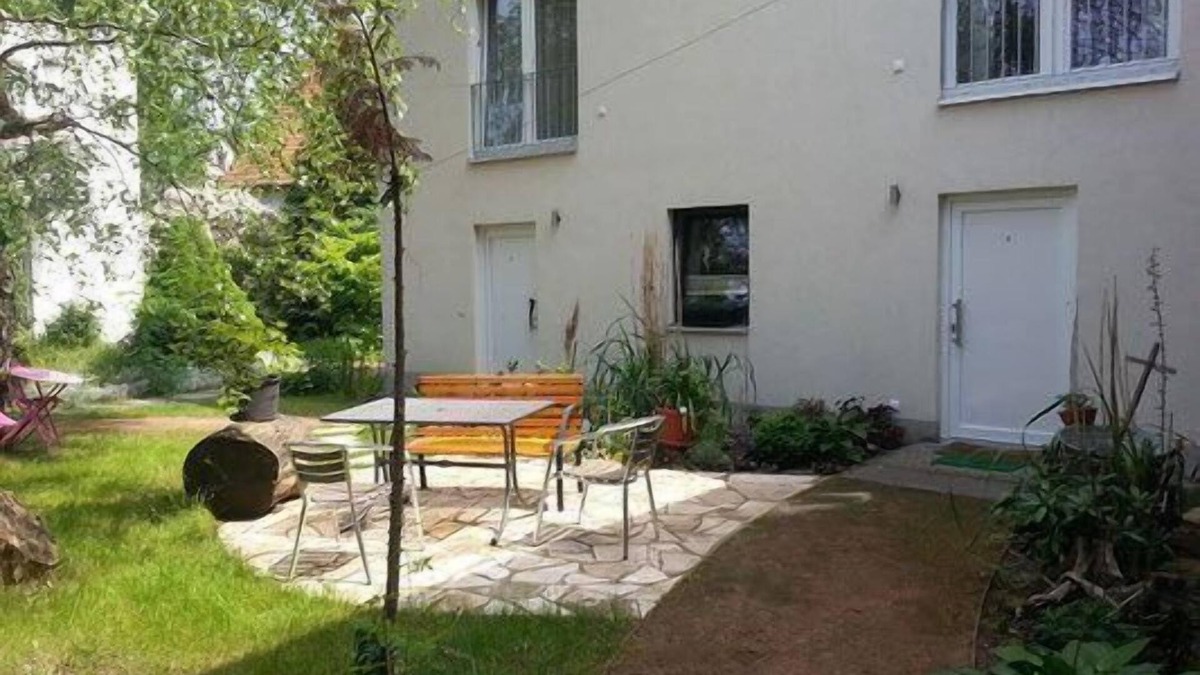 Altglienicke House | Modern maisonette flat with terrace