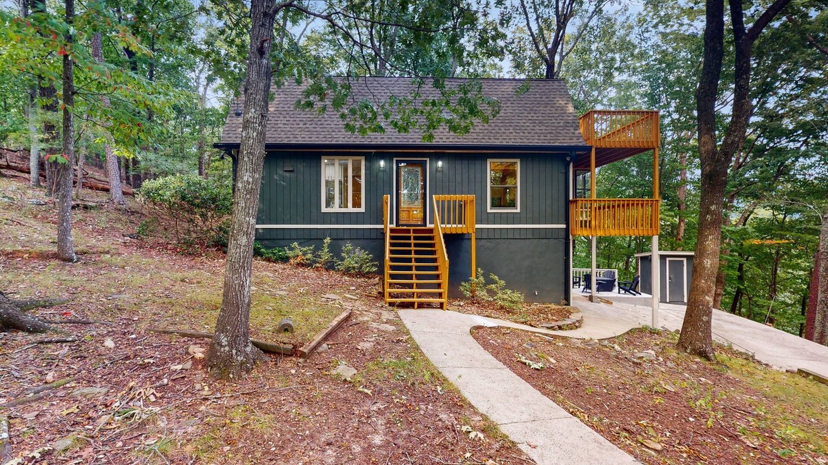 Jasper House | Modern meets rustic cabin, 2 outer decks, fire pit, pool table