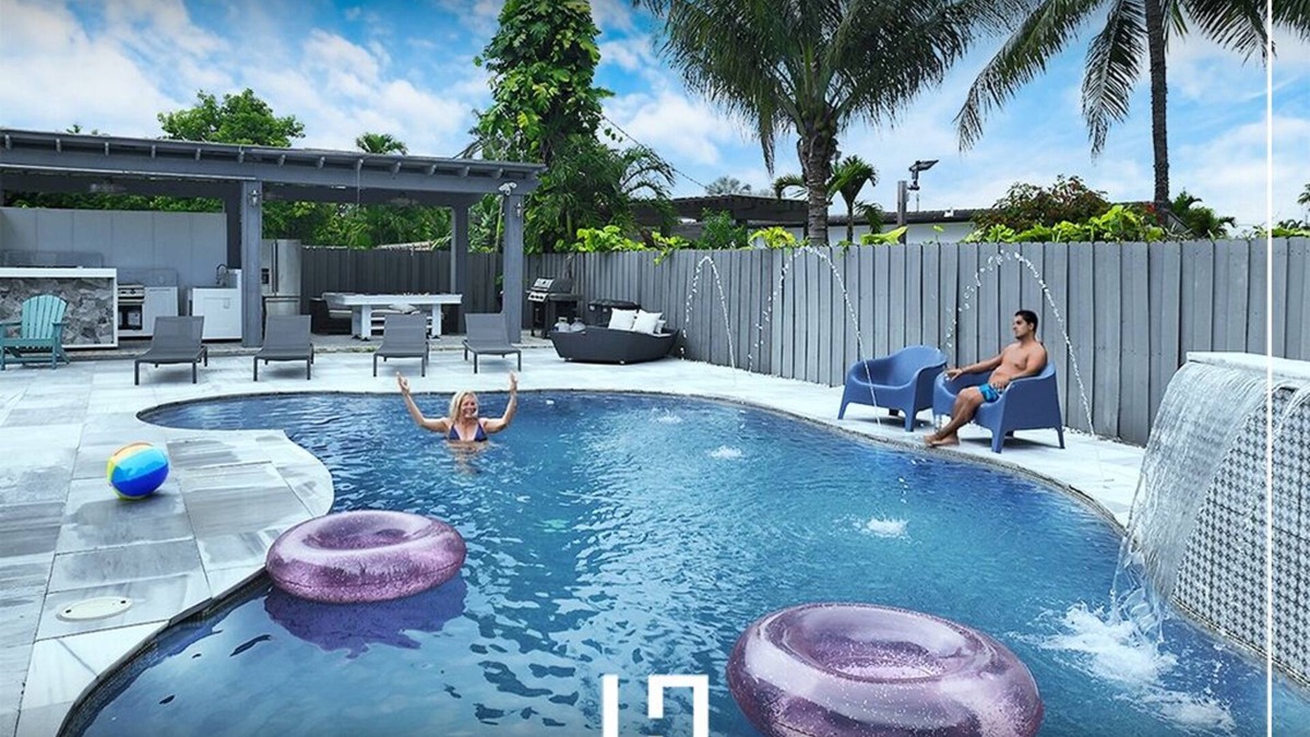 Miami Gardens House | Modern Miami Oasis: 4BR, Spa, Pool & Games