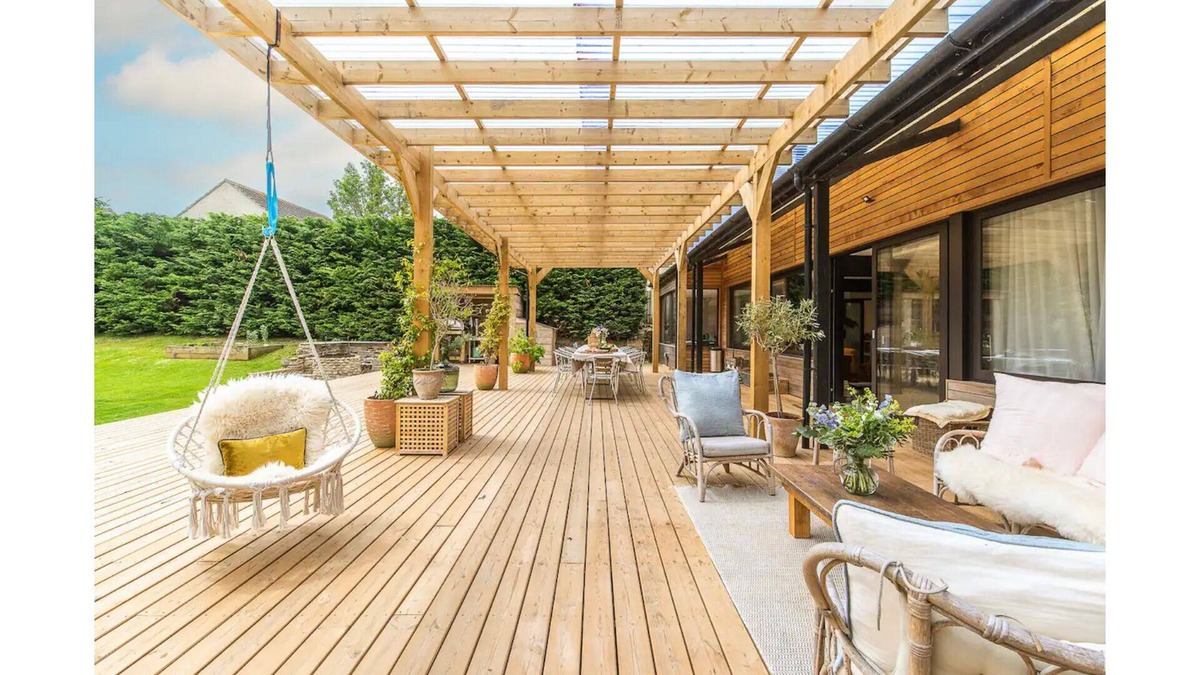 Frome Villa | Modern Mid Century Home - Acre of Garden - Central Frome