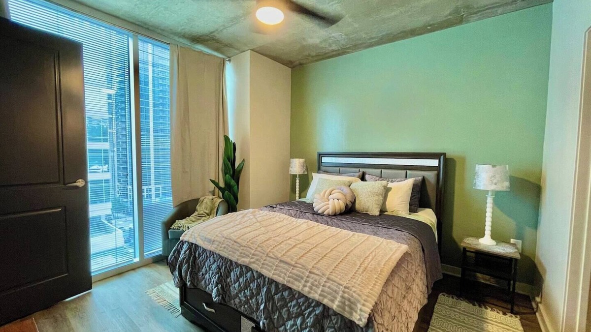 Midtown Apartment | Modern Midtown Retreat Views + Rooftop Pool