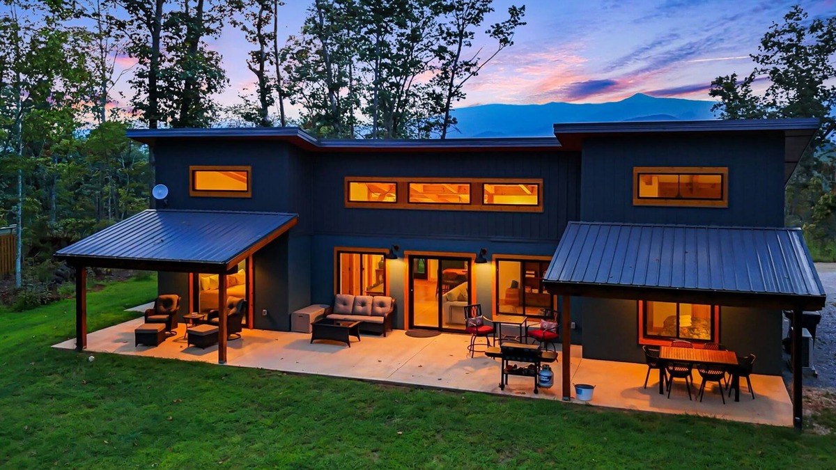 Old Fort House | Modern Mountain Home w/Hot Tub, Panoramic Views + Biltmore Pass Included