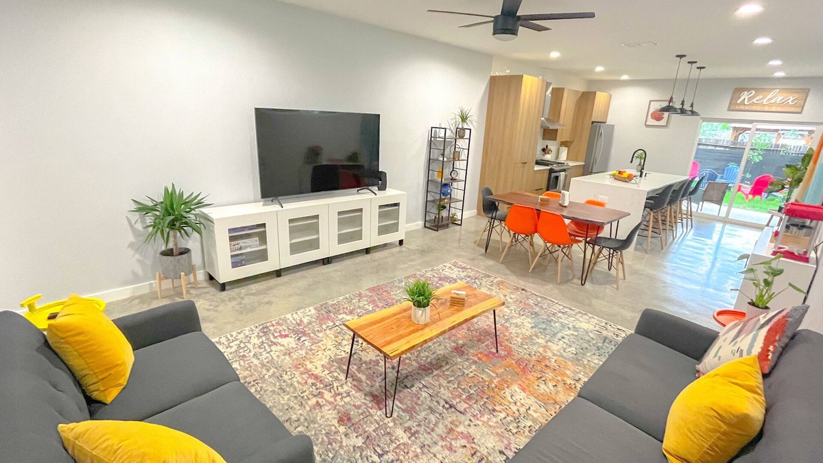 Highland Park House | 🌺 MODERN NATURE - 2 STORY DOWNTOWN DELIGHT 🪴