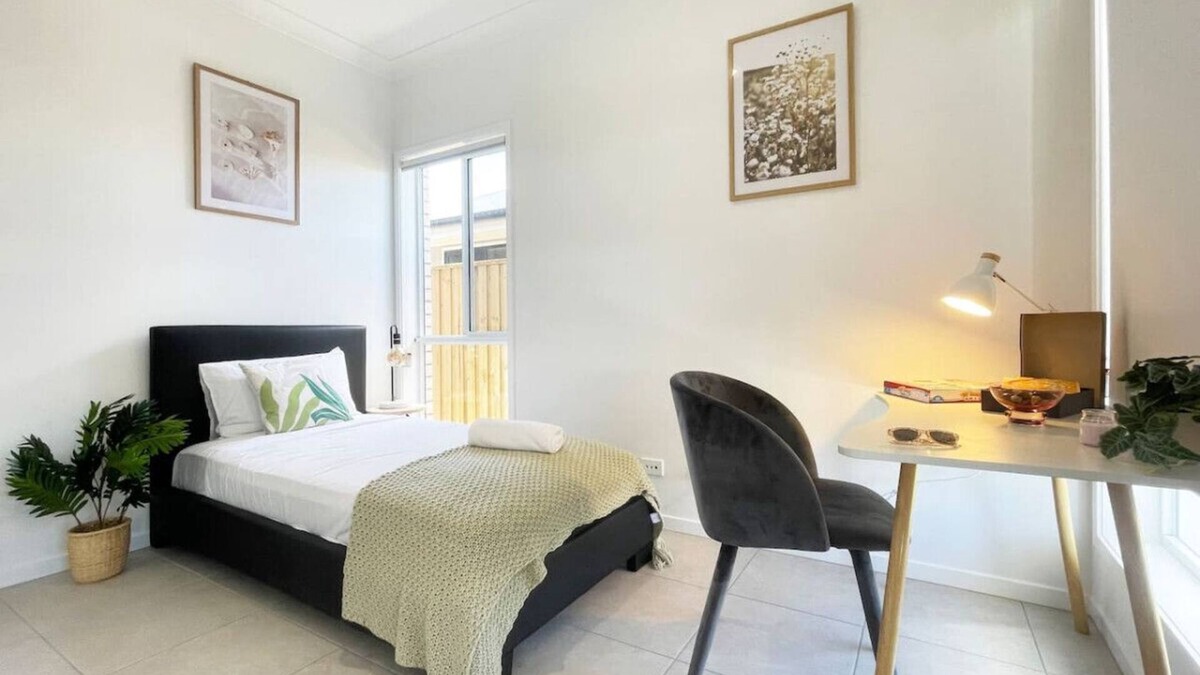 Redbank Plains House | Modern Nest with 4 bedrooms