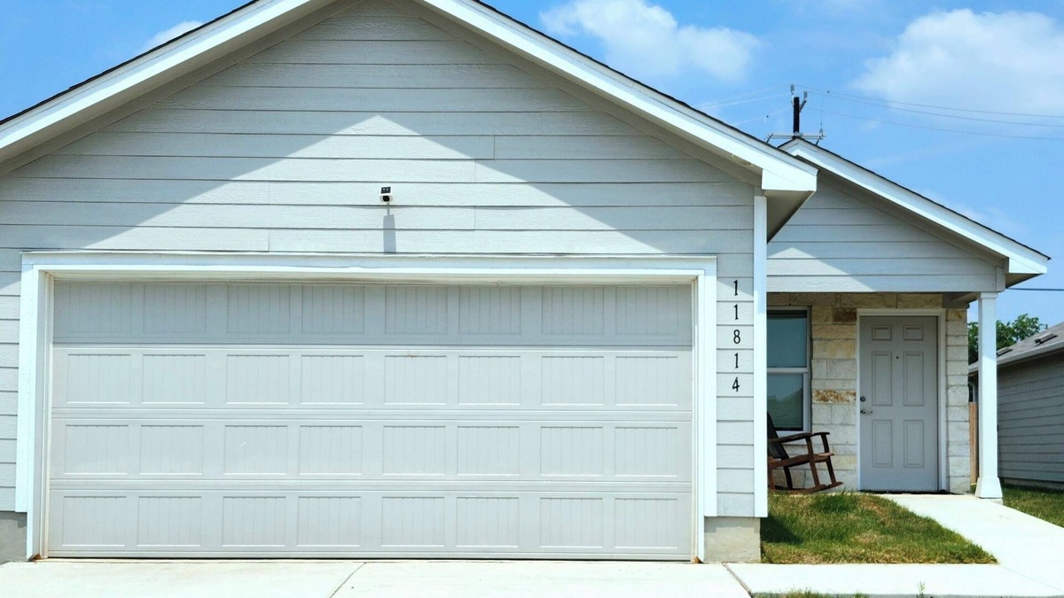 Southside House | Modern New Build Near Toyota, Amazon & Lackland AFB - Ideal for Long Stays