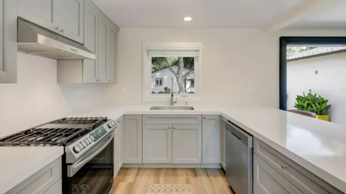 Claremont House | Modern NEW home by Colleges - free parking, WiFi