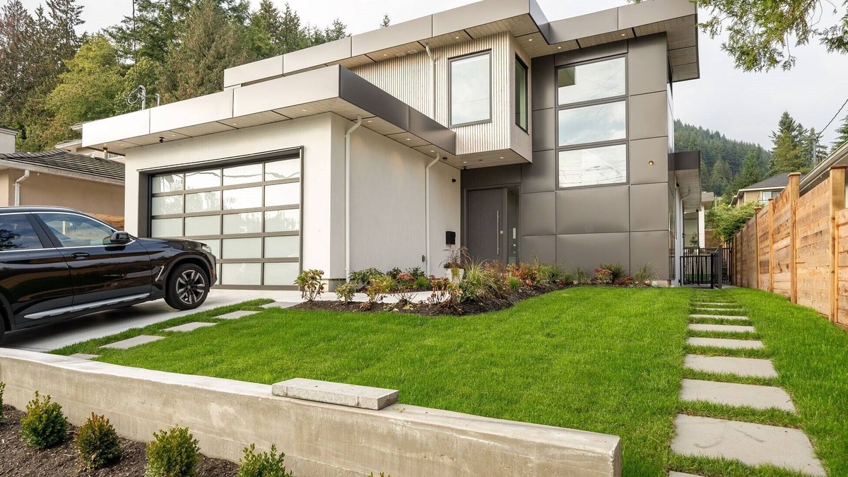 Lynn Valley House | Modern, new suite close to trails, mountains and beaches