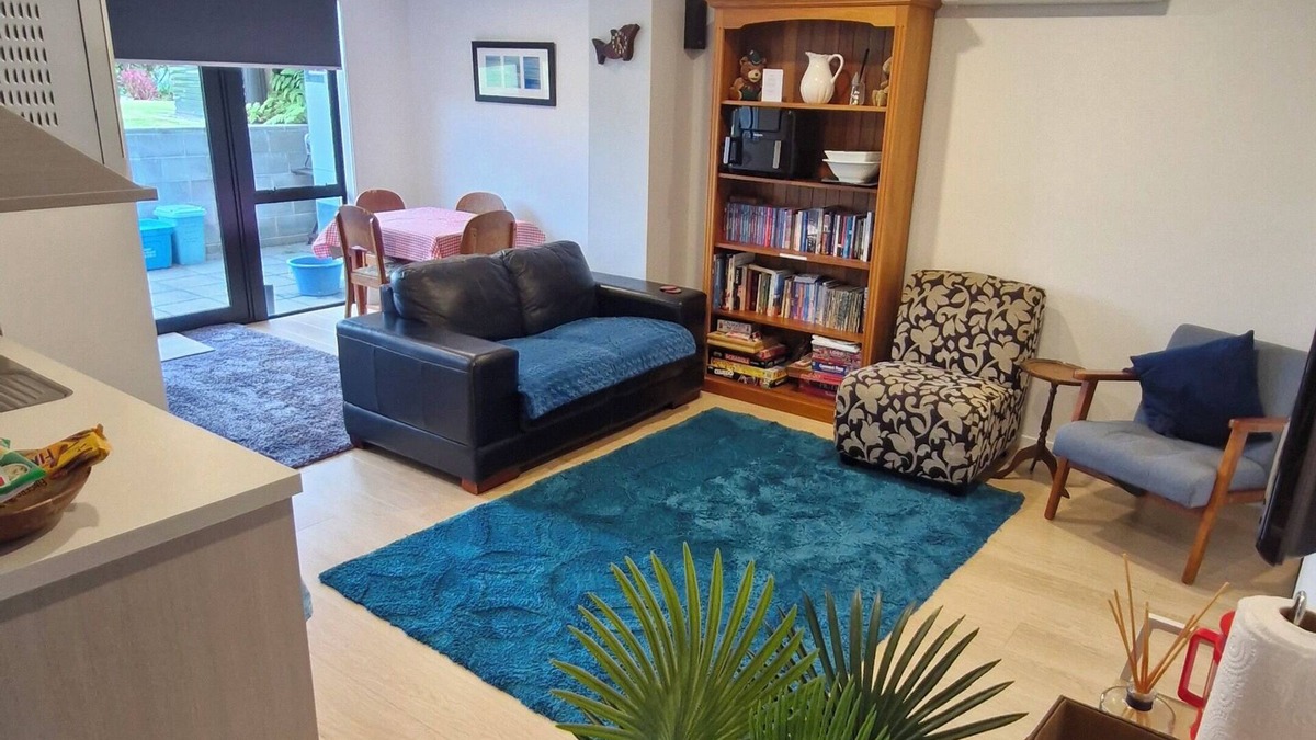 Oakura Apartment | Modern Oakura 2 Bedroom Apartment 2 mins walk to beach 5 mins walk to village