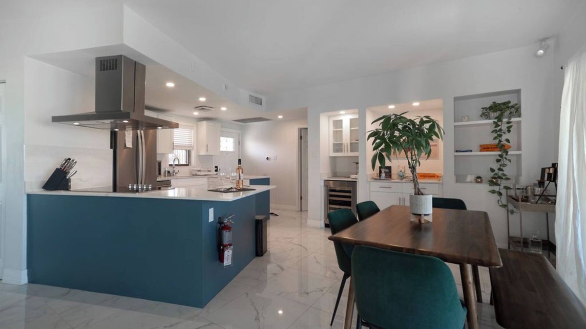 Seven Mile Beach Apartment | Modern Oceanfront 2BD Prime Loc