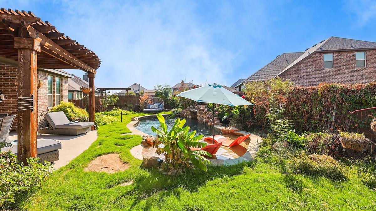 Waxahachie House | Modern Olympus View Oasis+ pool+ Yard